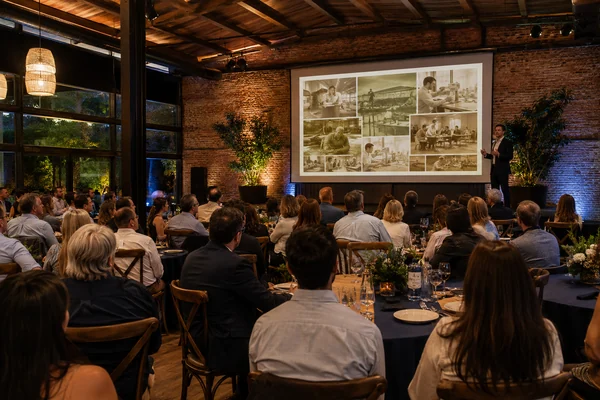 Encuentro de aniversario empresarial con una presentación de su historia.