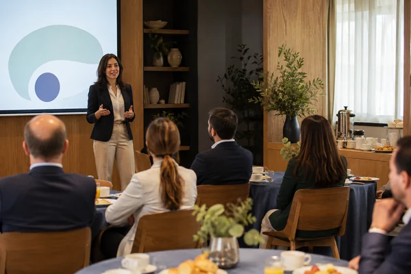 Presentación breve durante un desayuno empresarial.