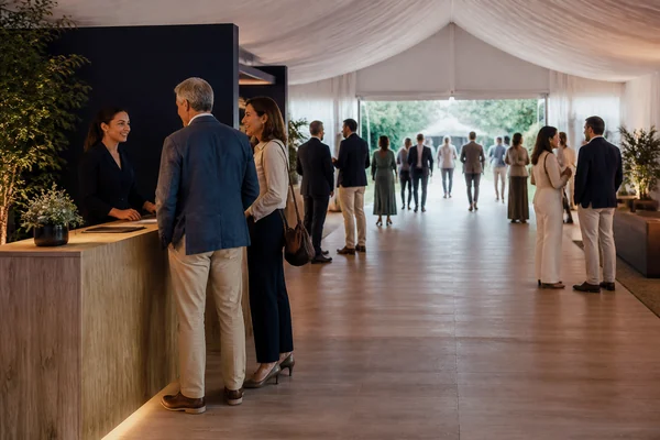 Recepción de invitados junto a un recinto temporal empresarial.